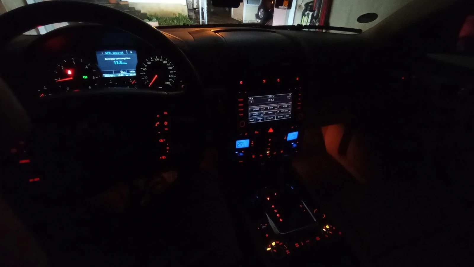 VW Touareg, снимка 16 - Автомобили и джипове - 54196641