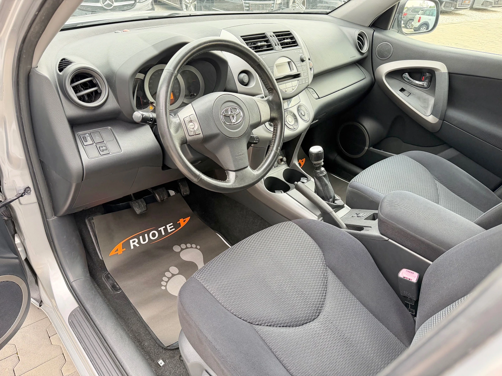 Toyota Rav4 2.0D4-d , снимка 8 - Автомобили и джипове - 54311543
