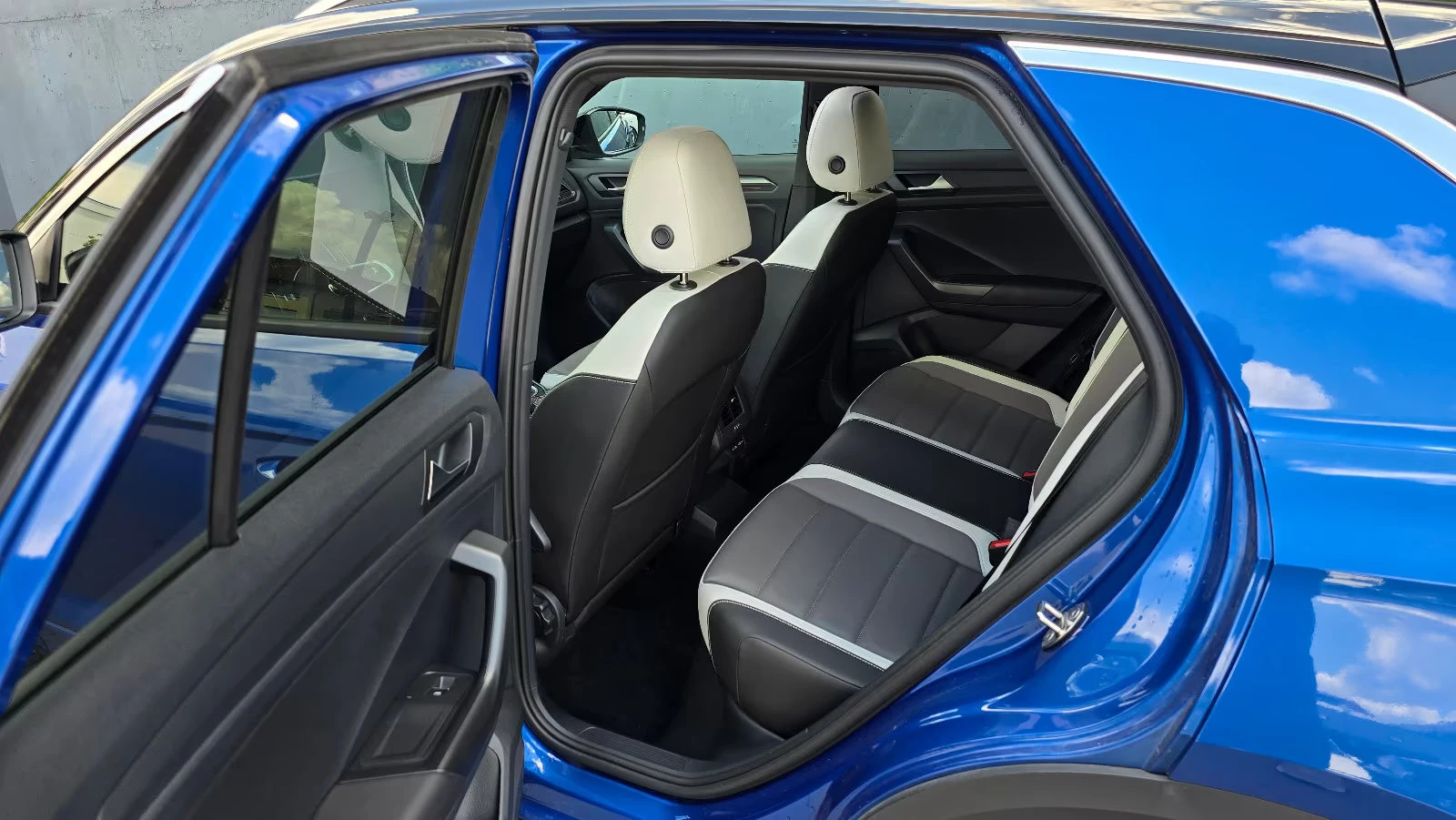 VW T-Roc 2.0TDI/R-DESIGN/150HP/DSG/4X4/LED/CAM/PANO/601z, снимка 8 - Автомобили и джипове - 55276418