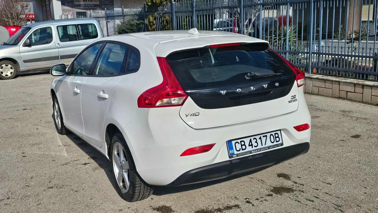 Volvo V40  D2 2.0D - изображение 3
