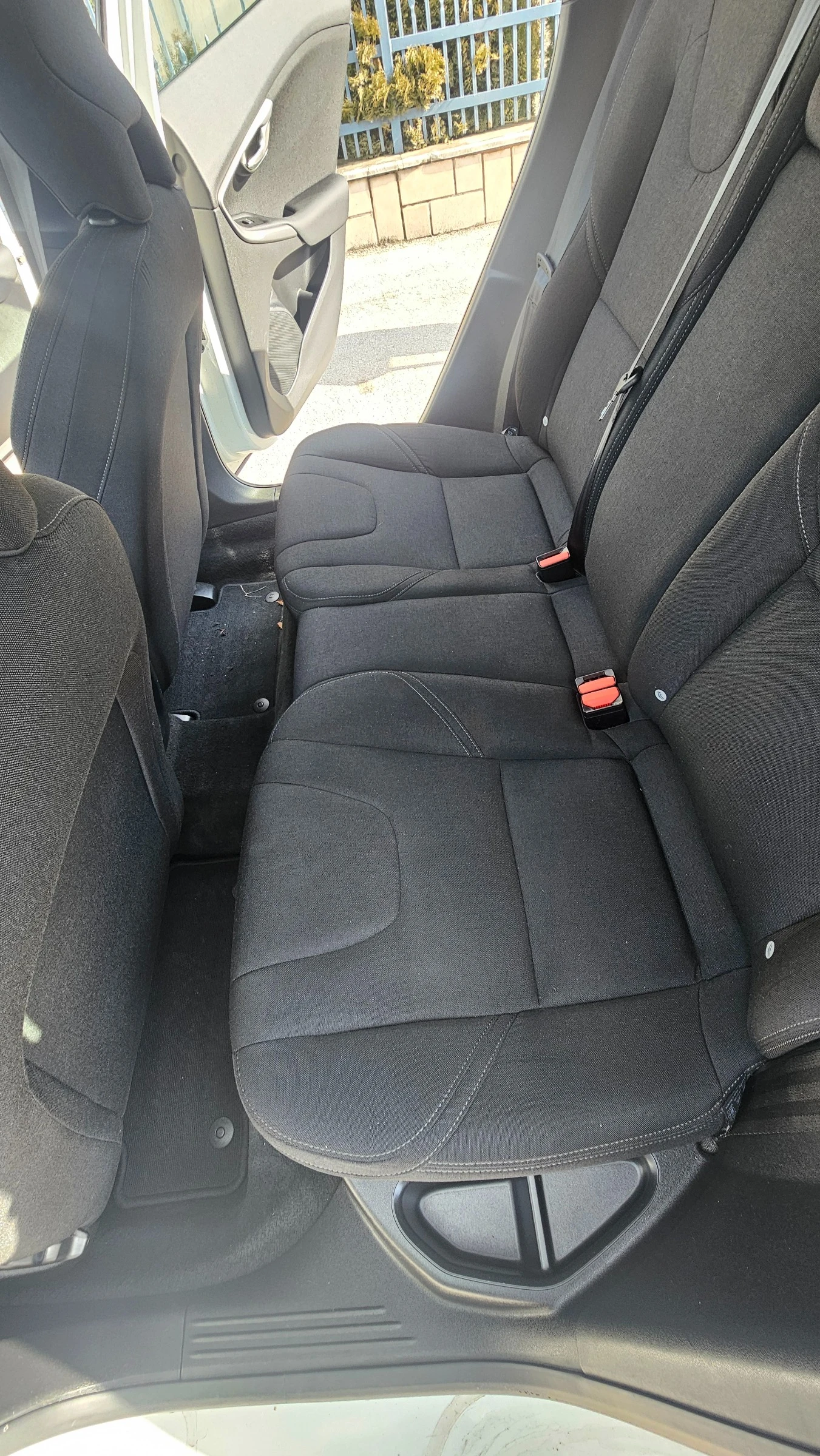 Volvo V40  D2 2.0D - изображение 5