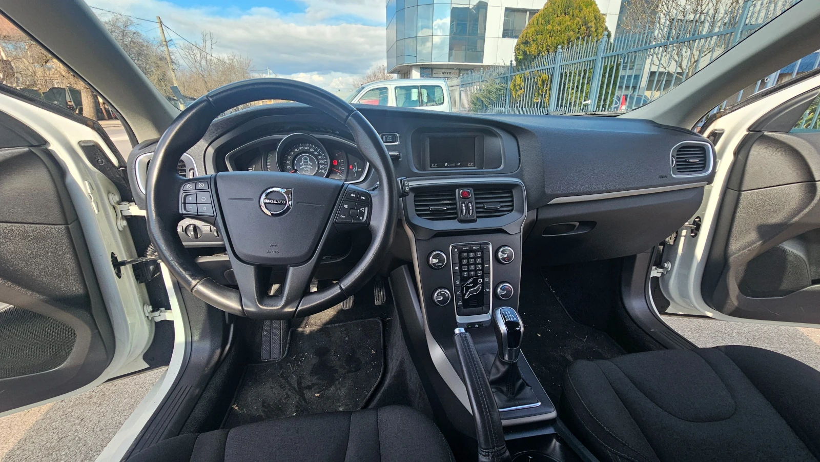 Volvo V40  D2 2.0D - изображение 6