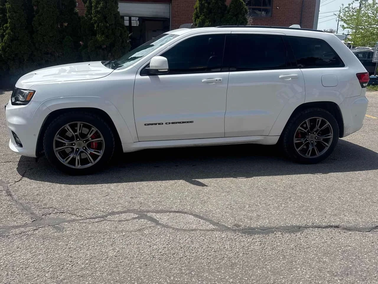 Jeep Grand cherokee * SRT * АВТОКРЕДИТ БЕЗ ПЪРВОНАЧАЛНА ВНОСКА, снимка 3 - Автомобили и джипове - 54629578