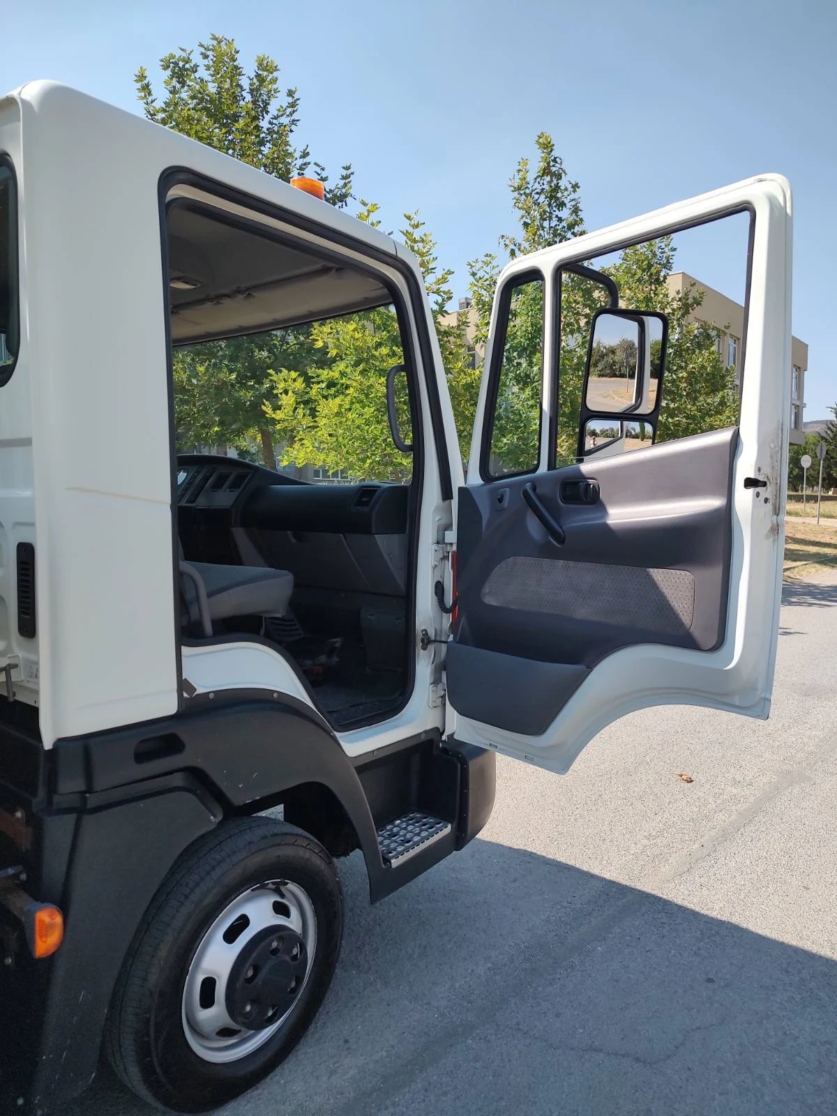 Nissan Atleon 35.15 Тристранен самосвал  - изображение 7