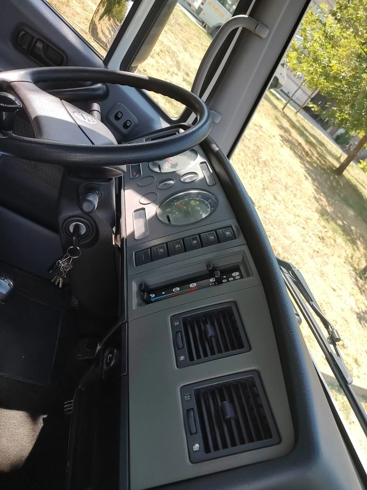 Nissan Atleon 35.15 Тристранен самосвал  - изображение 9