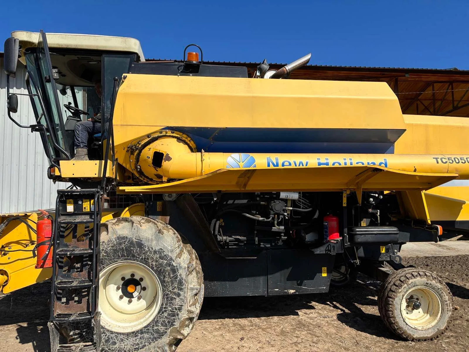Комбайн New Holland ТС 5050, снимка 2 - Селскостопанска техника - 54552268