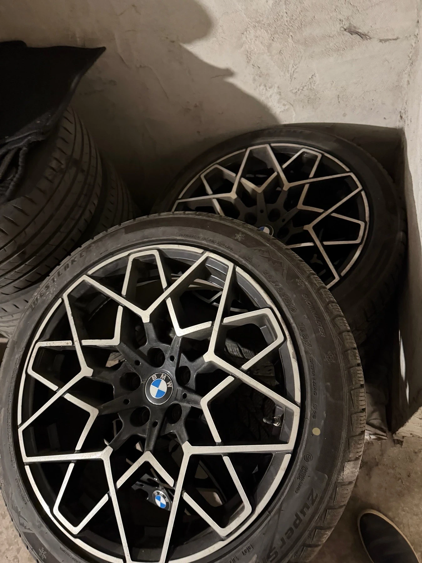 Гуми с джанти Други 275/40R19, снимка 4 - Гуми и джанти - 56121437