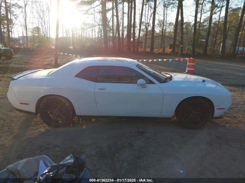 Dodge Challenger 5.7L V-8 VVT, 372HP Rear Wheel Drive, снимка 5 - Автомобили и джипове - 49211819