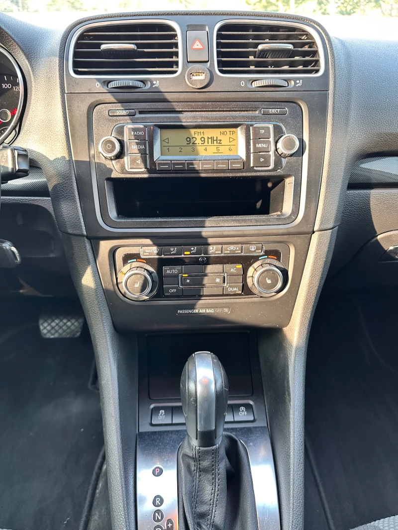 VW Golf ПОДГРЕВ/ПАРКТРОНИК/АВТОМАТ, снимка 7 - Автомобили и джипове - 51671745