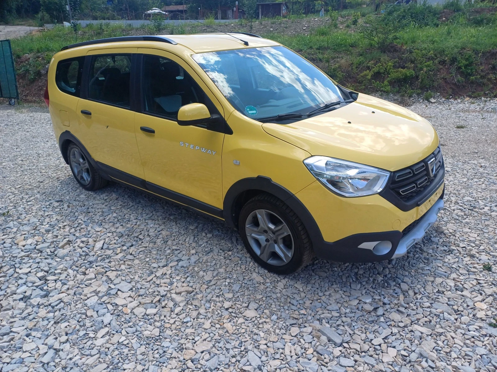 Dacia Lodgy 1.6i 7места - изображение 2