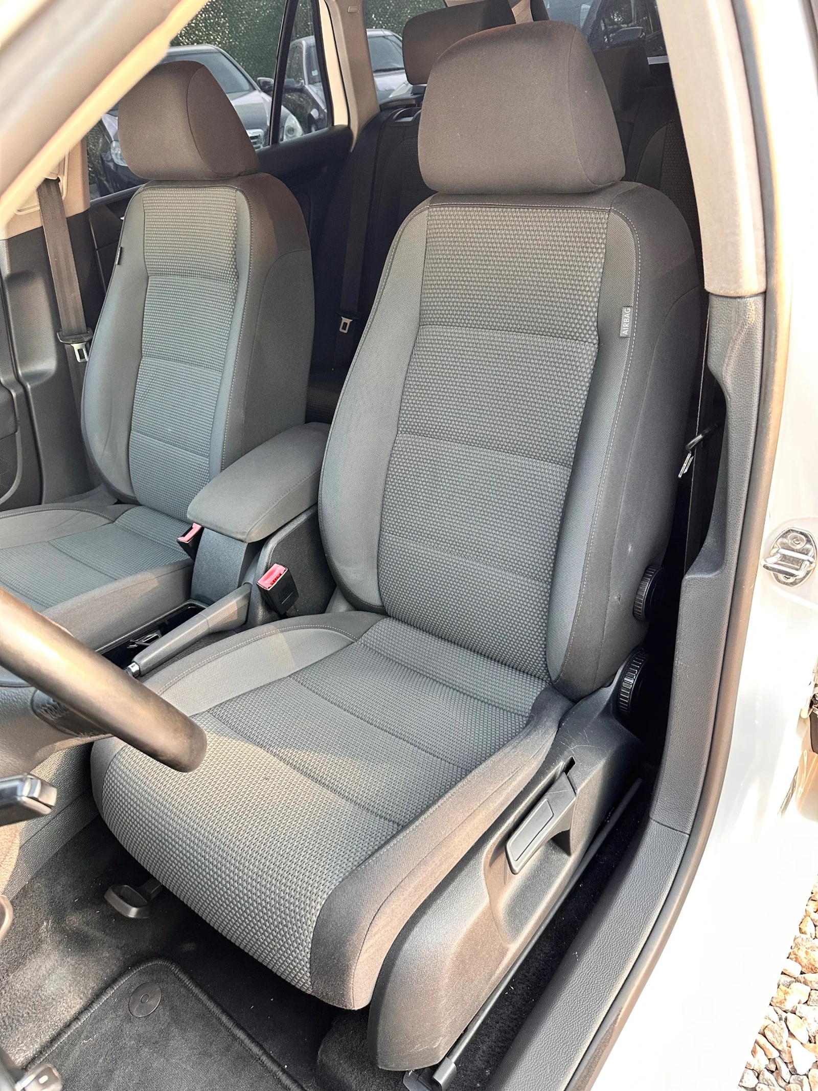 VW Golf ПОДГРЕВ/ПАРКТРОНИК/АВТОМАТ | Mobile.bg — изображение 11