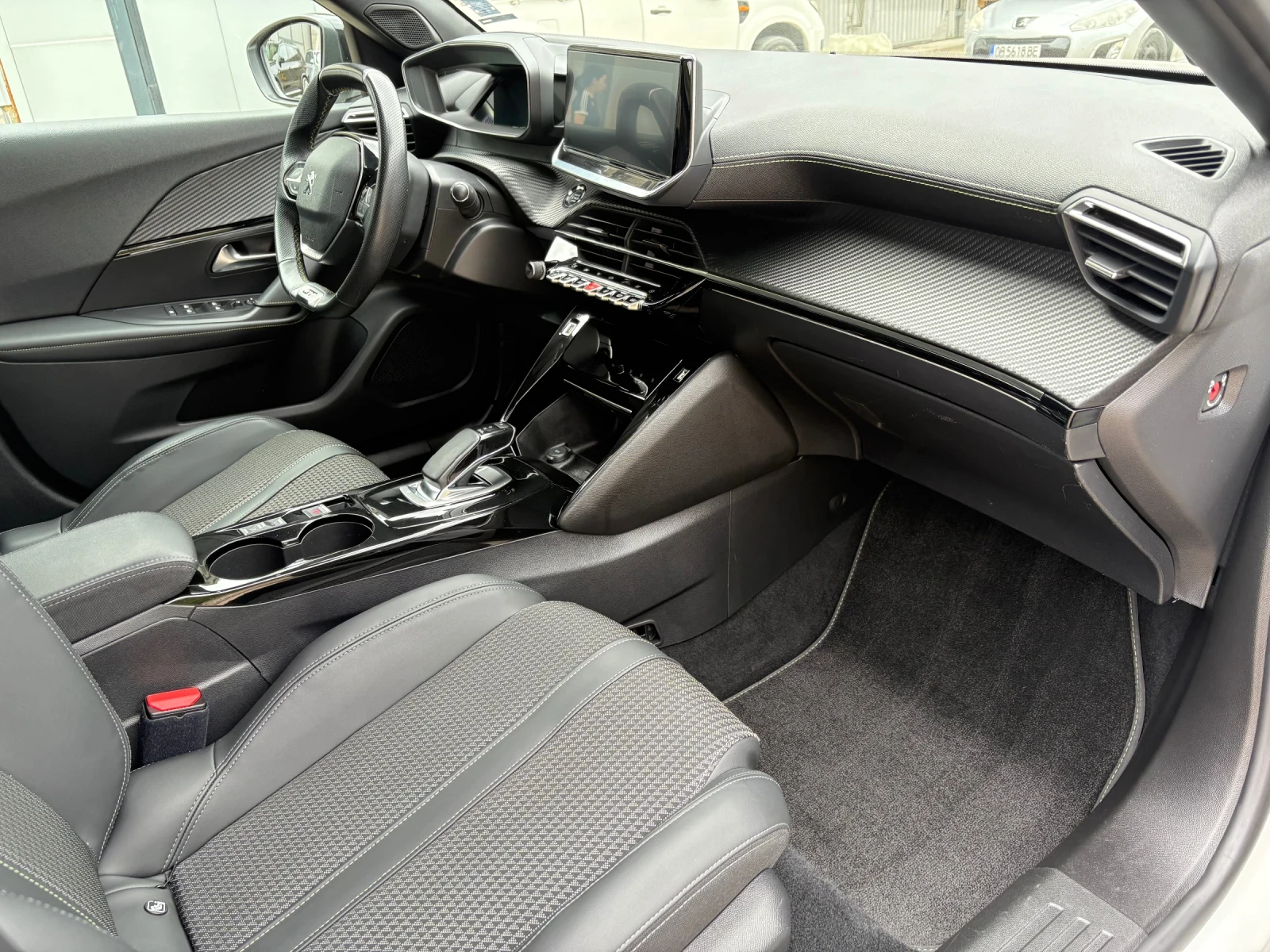 Peugeot 2008 GT Line 52kwh, снимка 11 - Автомобили и джипове - 55432583
