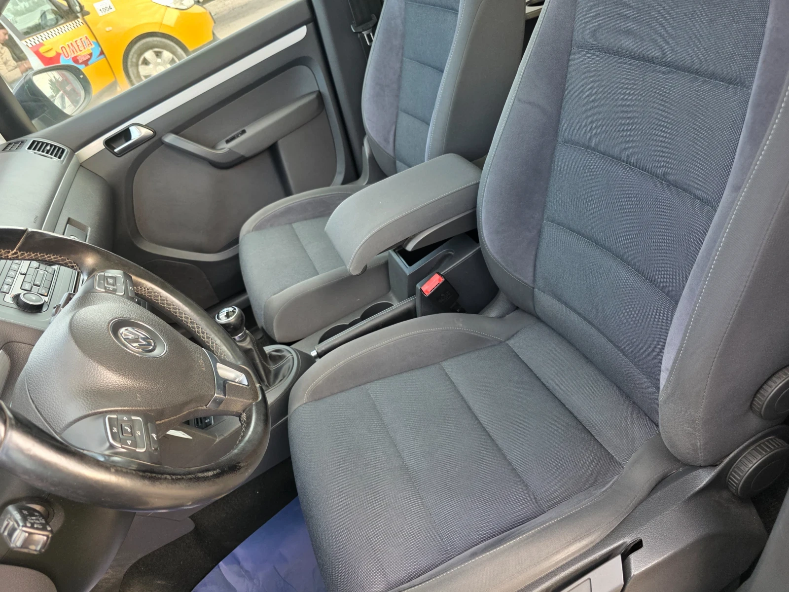 VW Touran 2.0 TDI, снимка 10 - Автомобили и джипове - 56248253
