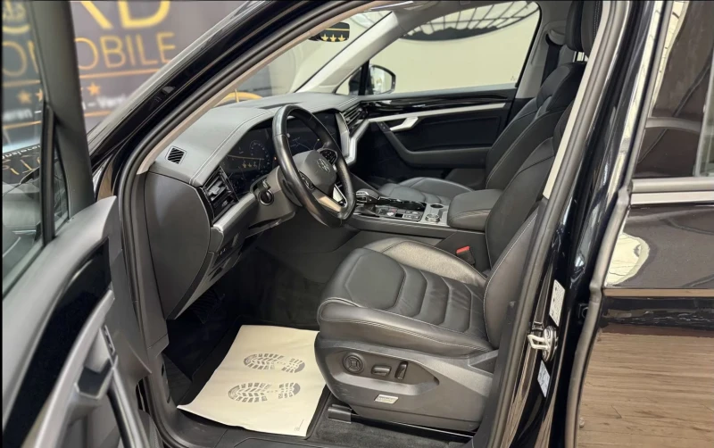 VW Touareg 4X4/231HP/CAM/LED/AMBI/KLESS/CARPLAY/645vpr, снимка 13 - Автомобили и джипове - 50818952