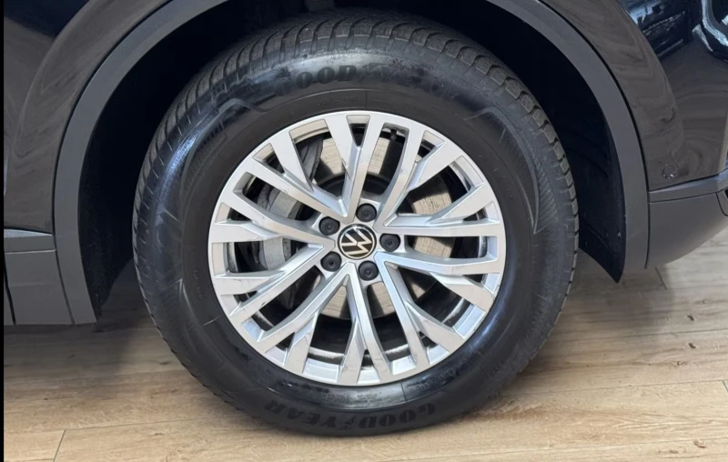 VW Touareg 4X4/231HP/CAM/LED/AMBI/KLESS/CARPLAY/645vpr, снимка 5 - Автомобили и джипове - 50818952