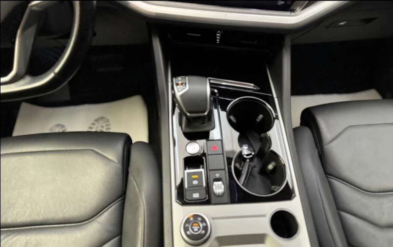 VW Touareg 4X4/231HP/CAM/LED/AMBI/KLESS/CARPLAY/645vpr, снимка 12 - Автомобили и джипове - 50818952