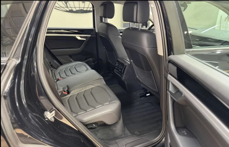 VW Touareg 4X4/231HP/CAM/LED/AMBI/KLESS/CARPLAY/645vpr, снимка 16 - Автомобили и джипове - 50818952