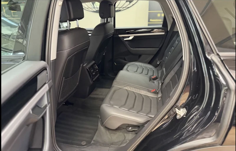 VW Touareg 4X4/231HP/CAM/LED/AMBI/KLESS/CARPLAY/645vpr, снимка 15 - Автомобили и джипове - 50818952