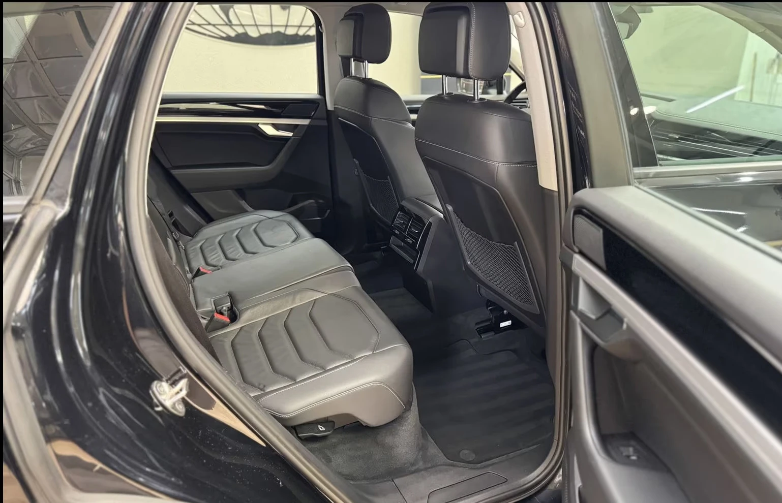 VW Touareg 4X4/231HP/CAM/LED/AMBI/KLESS/CARPLAY/645vpr | Mobile.bg   16