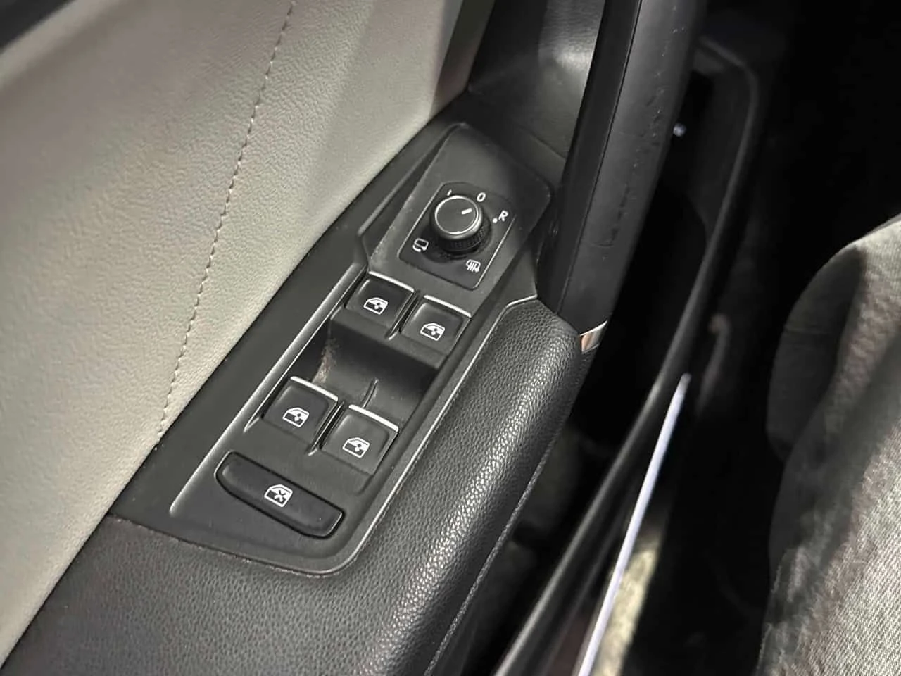 VW Tiguan * Highline * CARFAX * 2 КЛЮЧА * KEYLESS * ПОДГРЕВИ, снимка 16 - Автомобили и джипове - 54597646