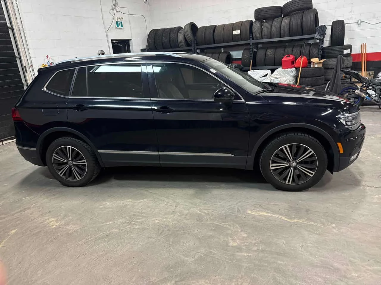 VW Tiguan * Highline * CARFAX * 2 КЛЮЧА * KEYLESS * ПОДГРЕВИ, снимка 3 - Автомобили и джипове - 54597646