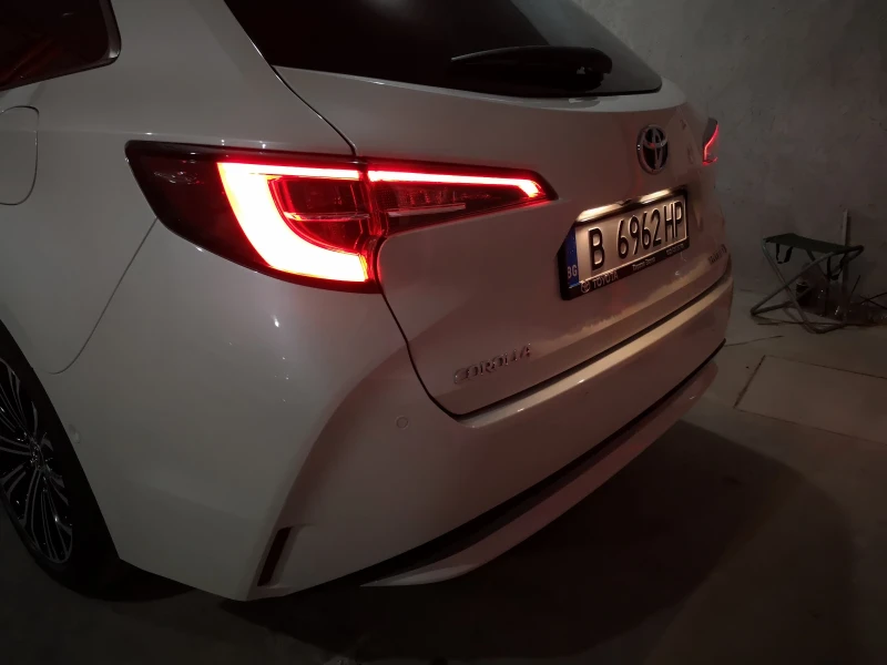 Toyota Corolla 1.8 hybrid Luxury version, снимка 10 - Автомобили и джипове - 52162164