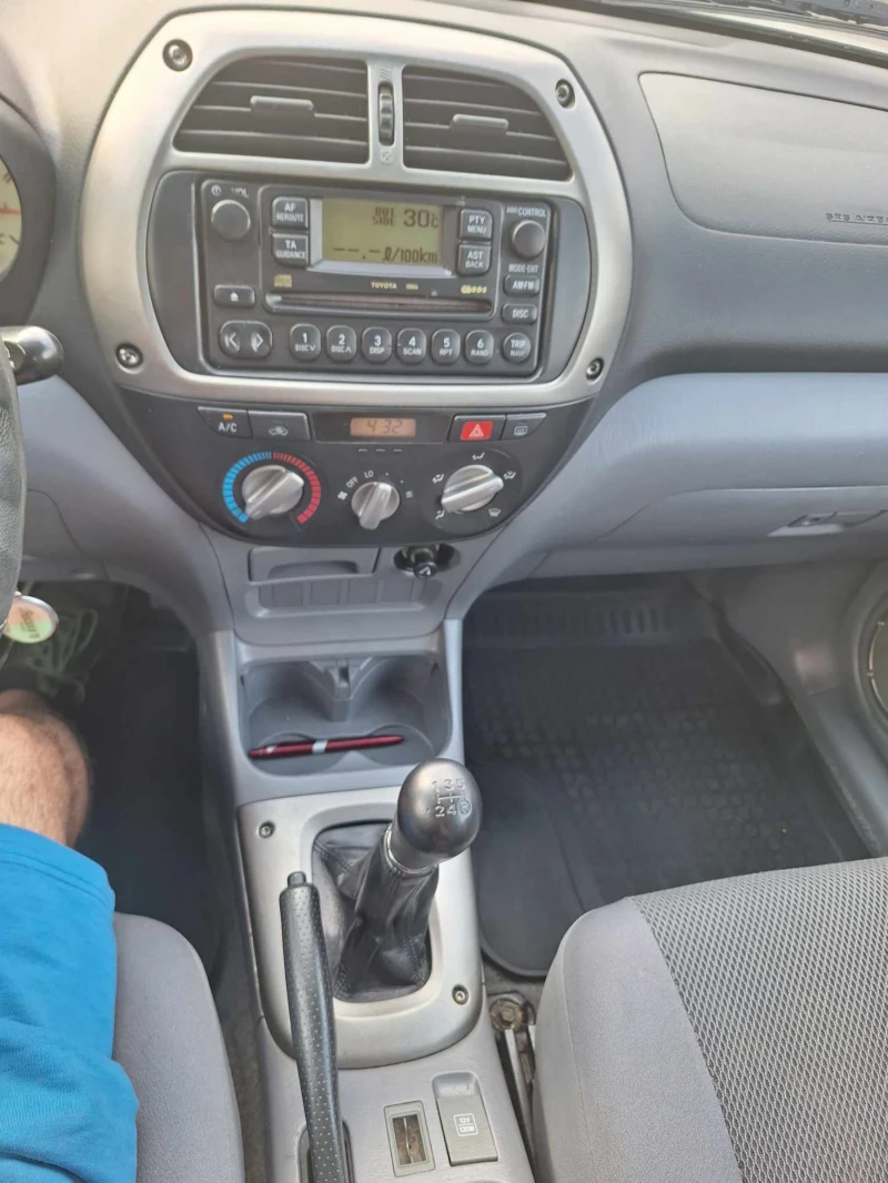 Toyota Rav4 2.0i клима, снимка 8 - Автомобили и джипове - 47282280