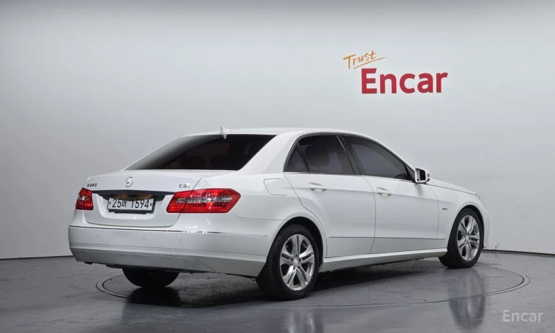 Mercedes-Benz E 220, снимка 2 - Автомобили и джипове - 52908640