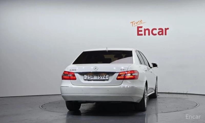Mercedes-Benz E 220, снимка 4 - Автомобили и джипове - 52908640