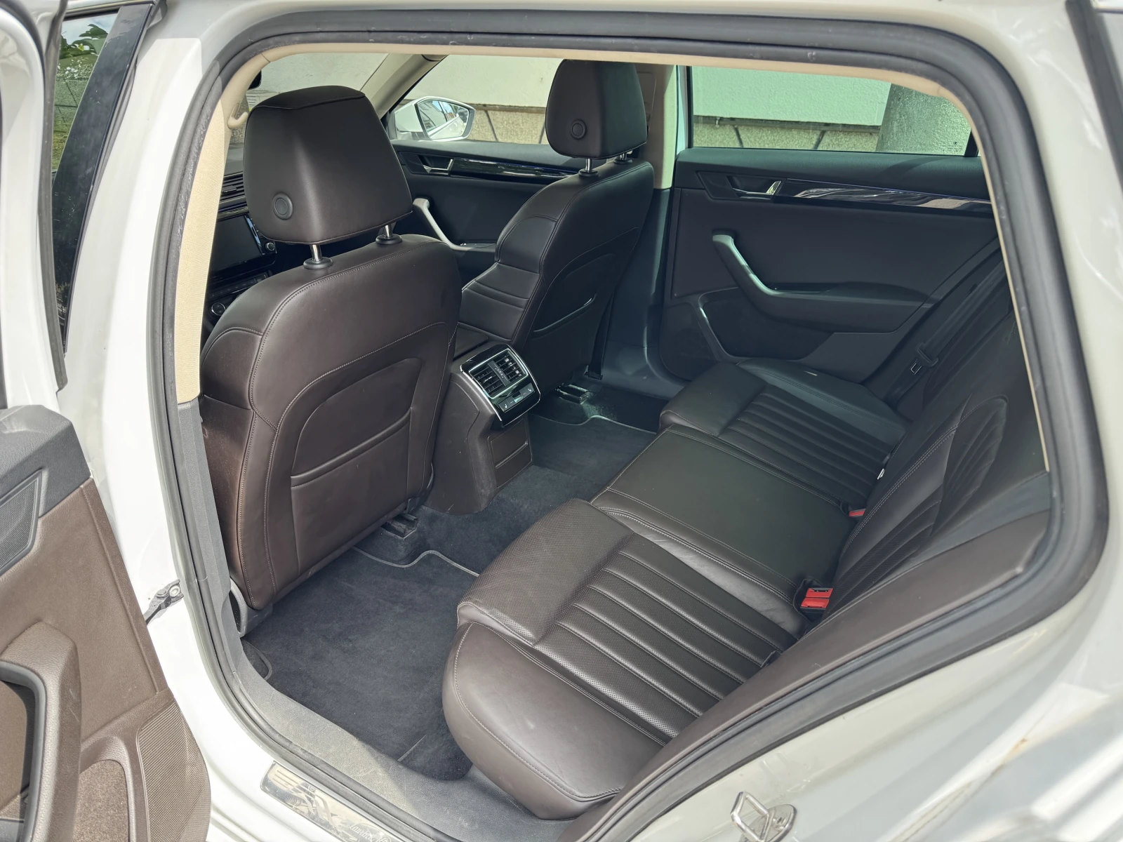 Skoda Superb L&K 4х4 190кс панорама, снимка 11 - Автомобили и джипове - 54427381