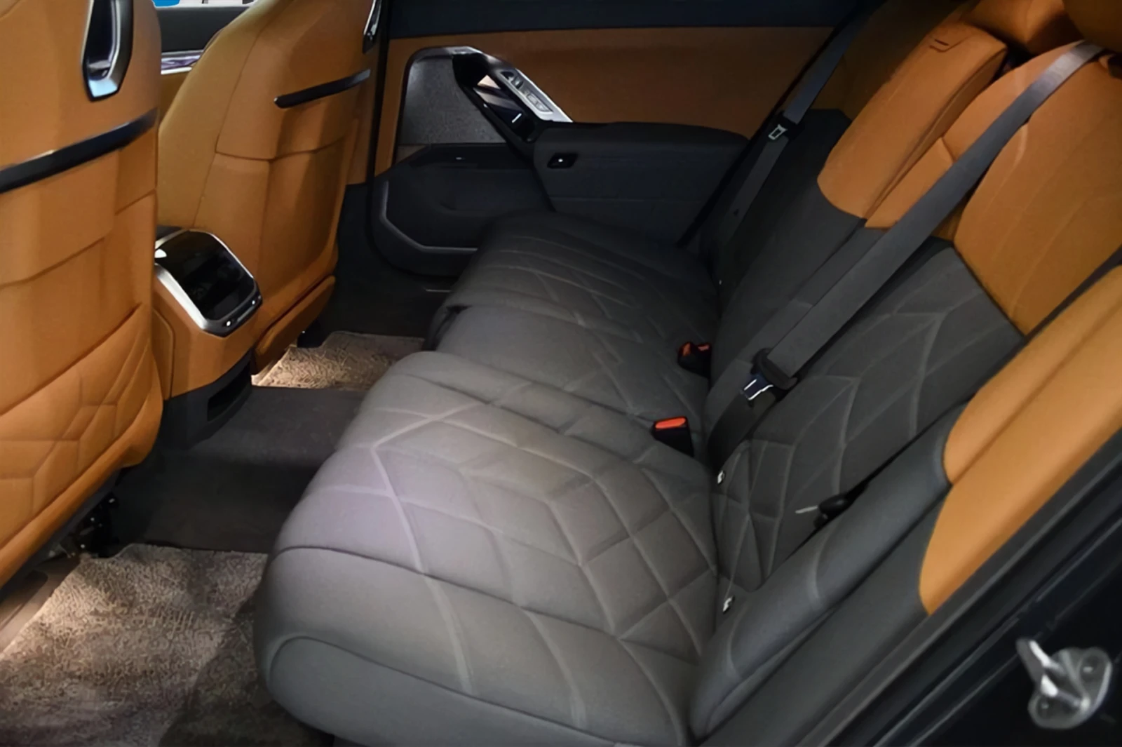 BMW 750 xDrive Sedan, снимка 7 - Автомобили и джипове - 55799458