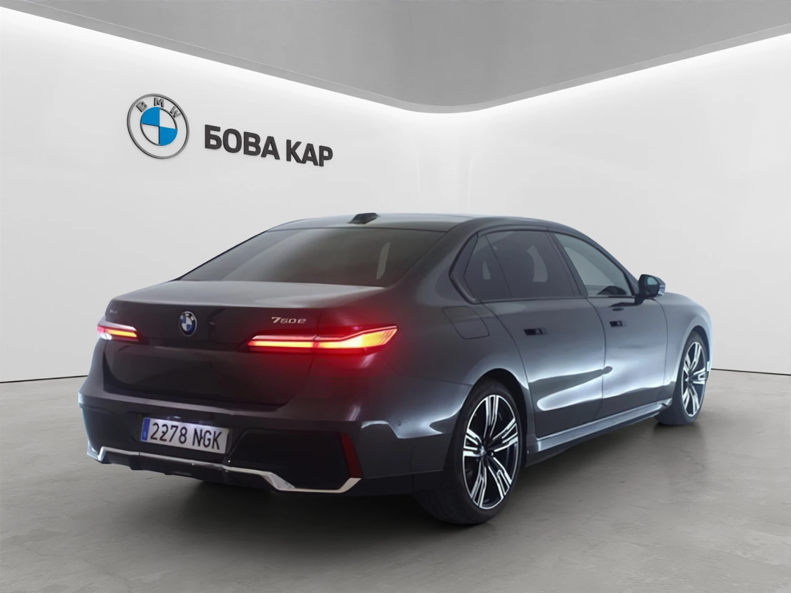 BMW 750 xDrive Sedan, снимка 2 - Автомобили и джипове - 55799458