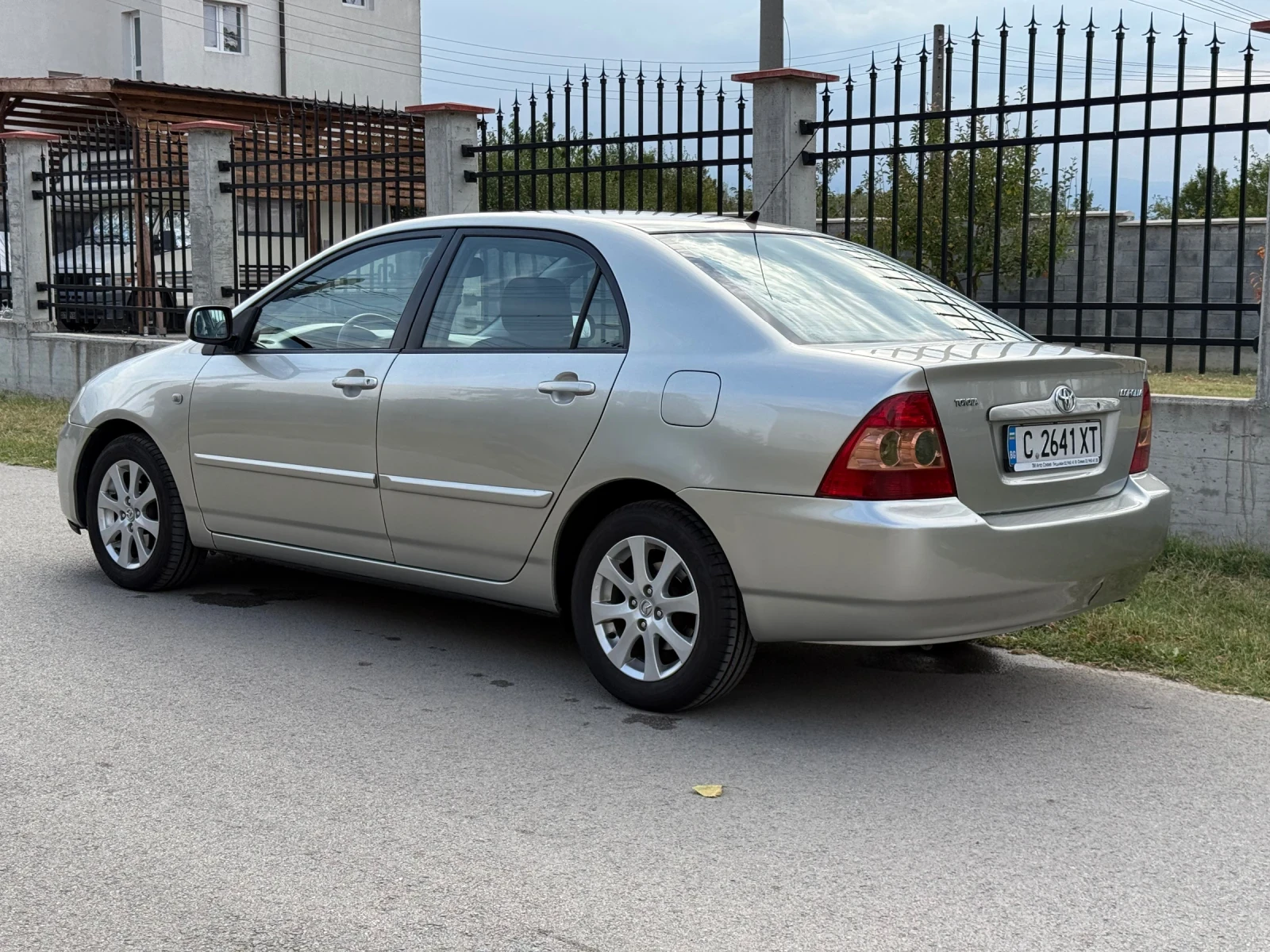 Toyota Corolla 1.6 VVT-i, снимка 3 - Автомобили и джипове - 56075704