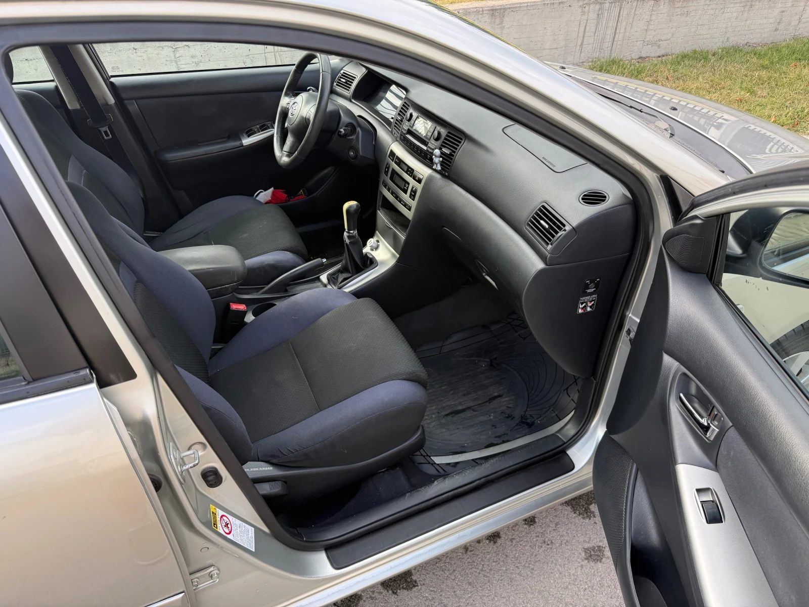 Toyota Corolla 1.6 VVT-i, снимка 11 - Автомобили и джипове - 56075704