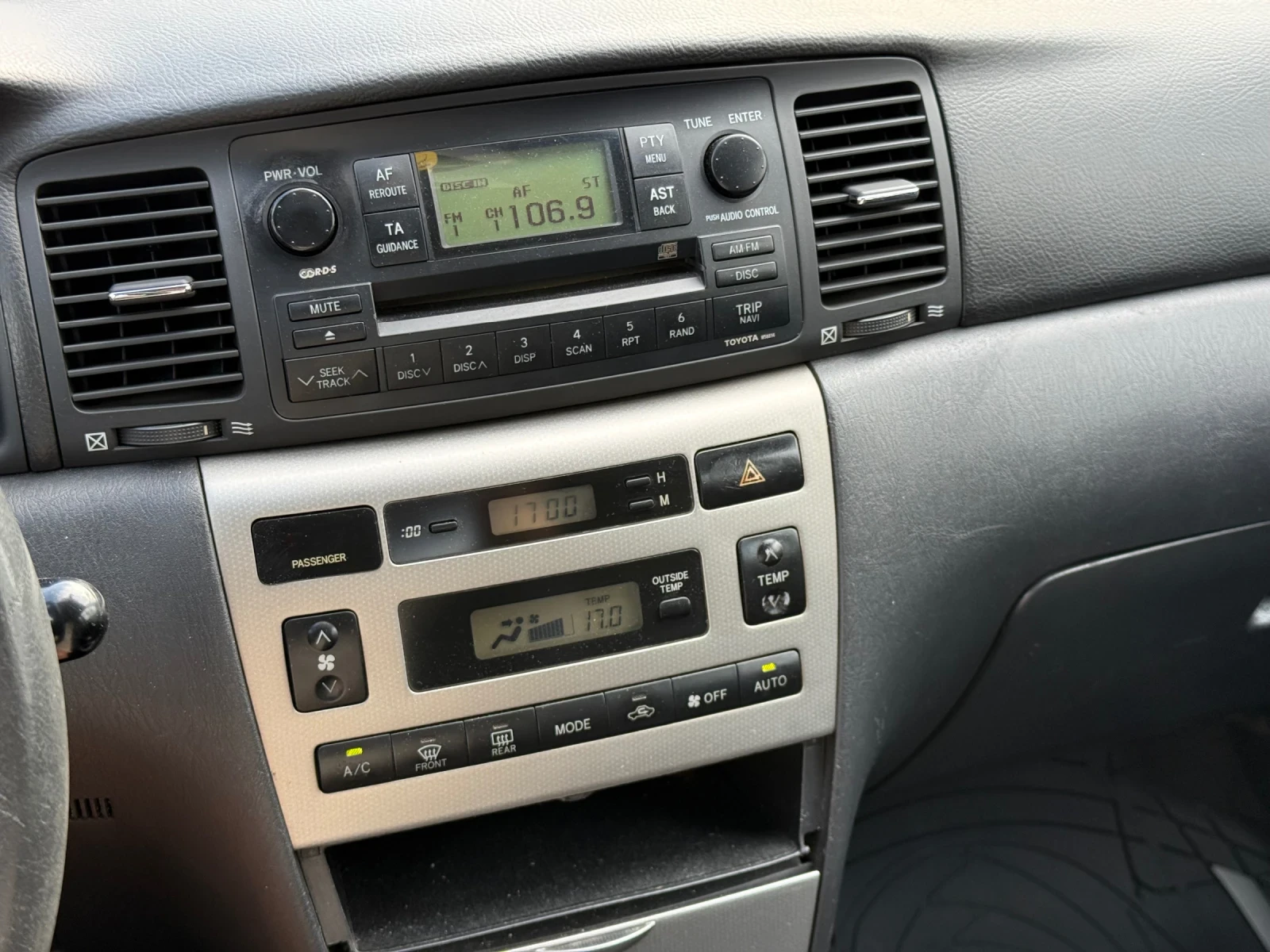 Toyota Corolla 1.6 VVT-i, снимка 12 - Автомобили и джипове - 56075704