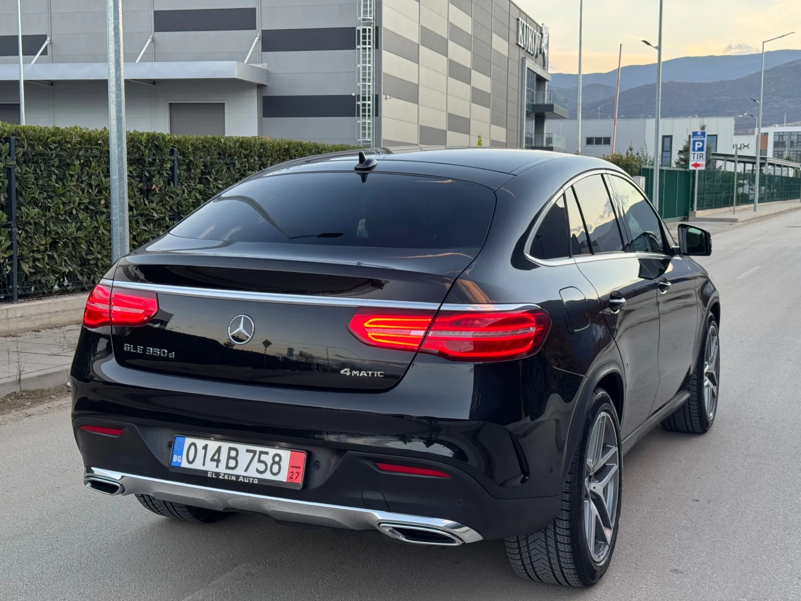 Mercedes-Benz GLE 350 AMG PREMIUM PLUS/4MATIC/360/HARMAN/ПЪЛ. СЕРВ ИСТ. - изображение 3