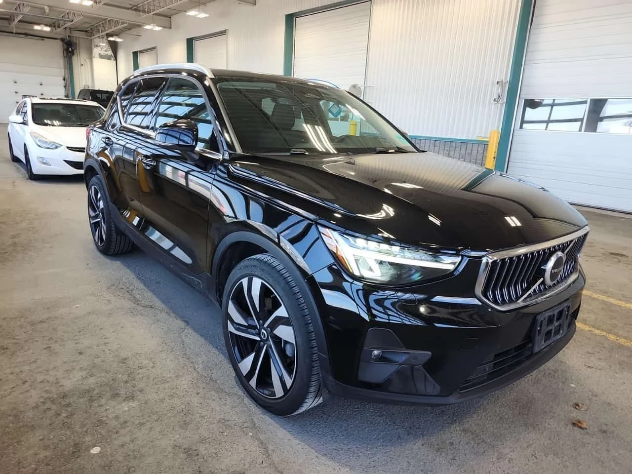Volvo XC40 PLUS BRIGHT THEME| ПАМЕТ| ПАНОРАМА| 2 КЛЮЧА| , снимка 2 - Автомобили и джипове - 54425327
