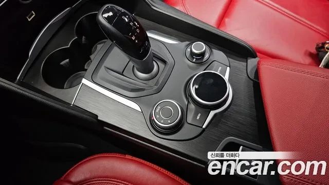 Alfa Romeo Giulia BLACK LIMITED EDITION / АВТОКРЕДИТ, снимка 11 - Автомобили и джипове - 56073500