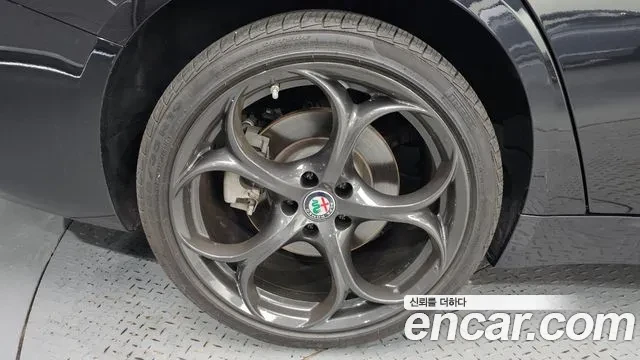 Alfa Romeo Giulia BLACK LIMITED EDITION / АВТОКРЕДИТ, снимка 5 - Автомобили и джипове - 56073500