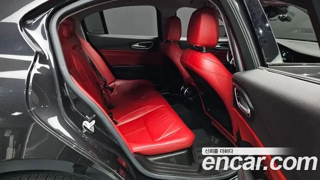 Alfa Romeo Giulia BLACK LIMITED EDITION / АВТОКРЕДИТ, снимка 12 - Автомобили и джипове - 56073500
