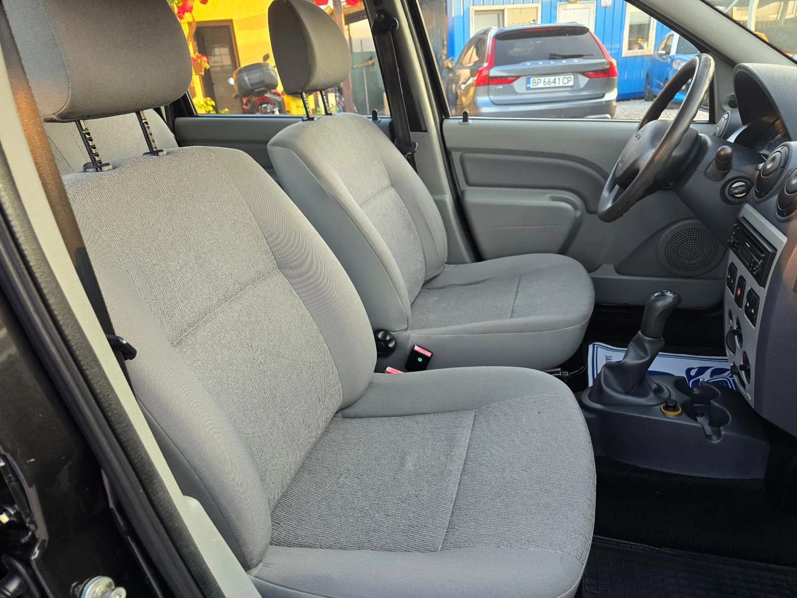 Dacia Logan 1.4 БЕНЗИН ! ! КЛИМАТИК - изображение 10
