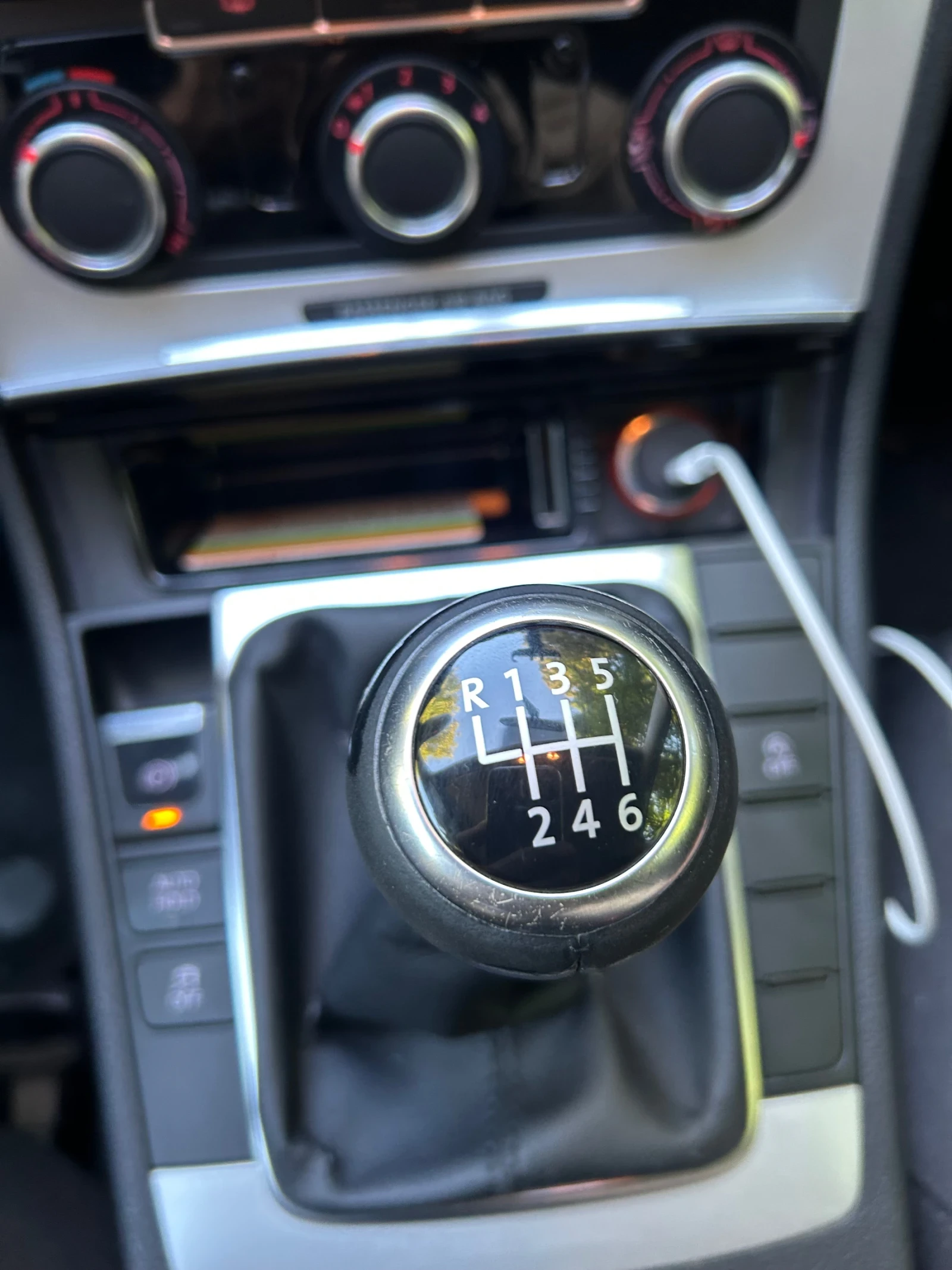VW Passat 1.6 tdi 105 кс . 2013 6 скор, снимка 12 - Автомобили и джипове - 56317652