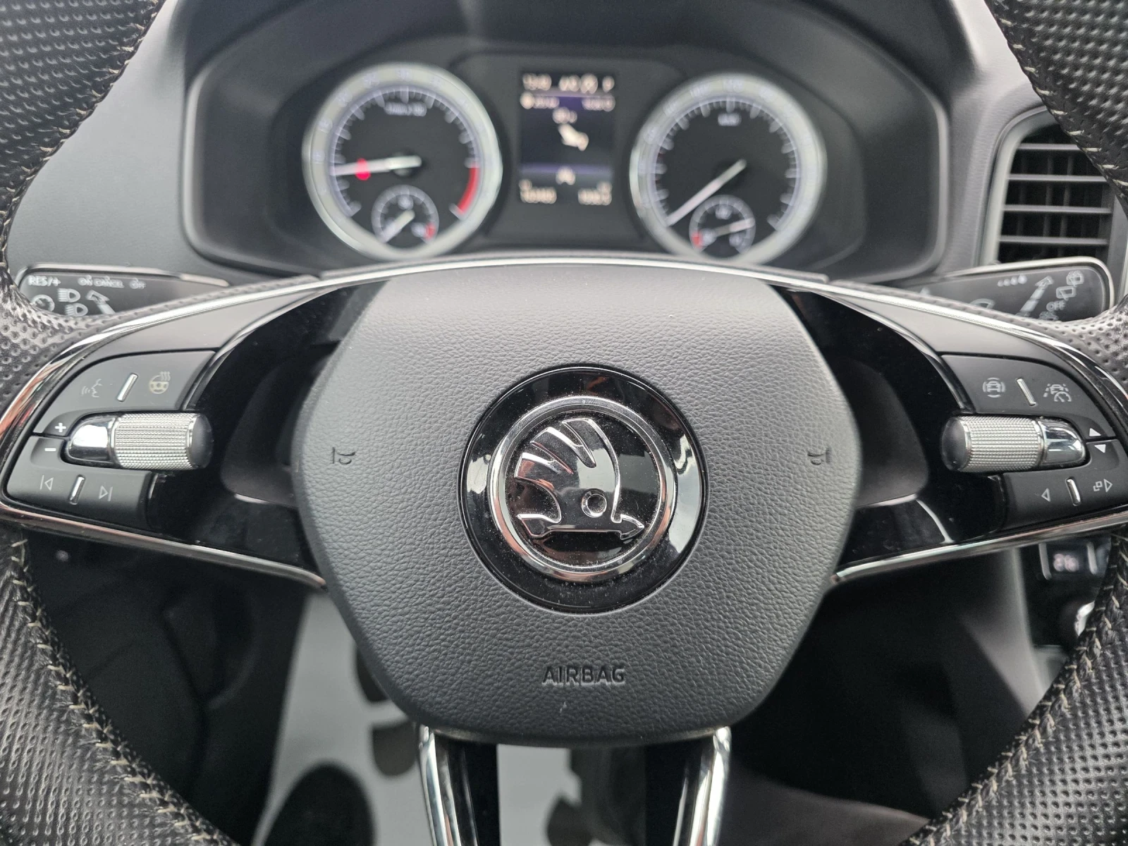 Skoda Karoq 1.6TDi SPORT LINE Лизинг, снимка 15 - Автомобили и джипове - 54438468