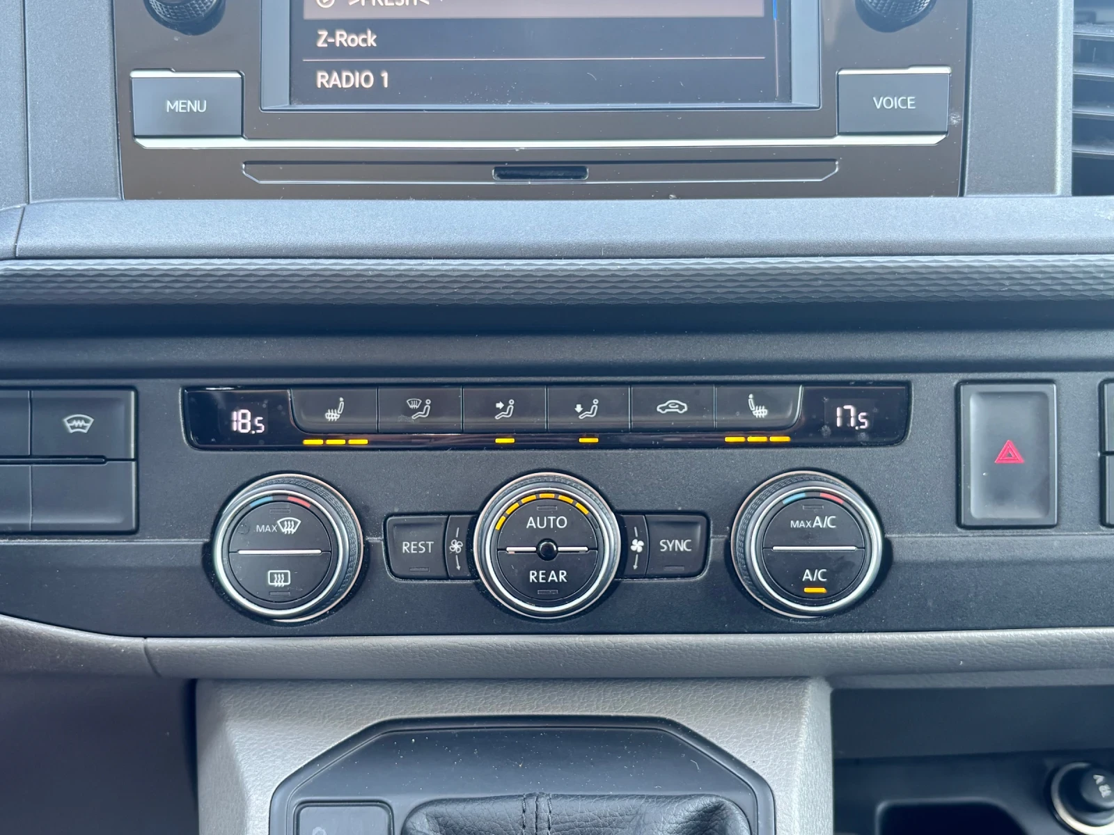 VW Multivan 2.0TDI/204K.C./9 МЕСТЕН/LONG/ПОДГРЕВ/NAVI/FULL, снимка 12 - Бусове и автобуси - 56326016