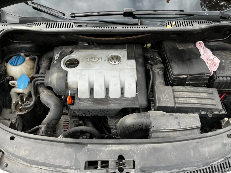 VW Touran, снимка 11 - Автомобили и джипове - 52480152