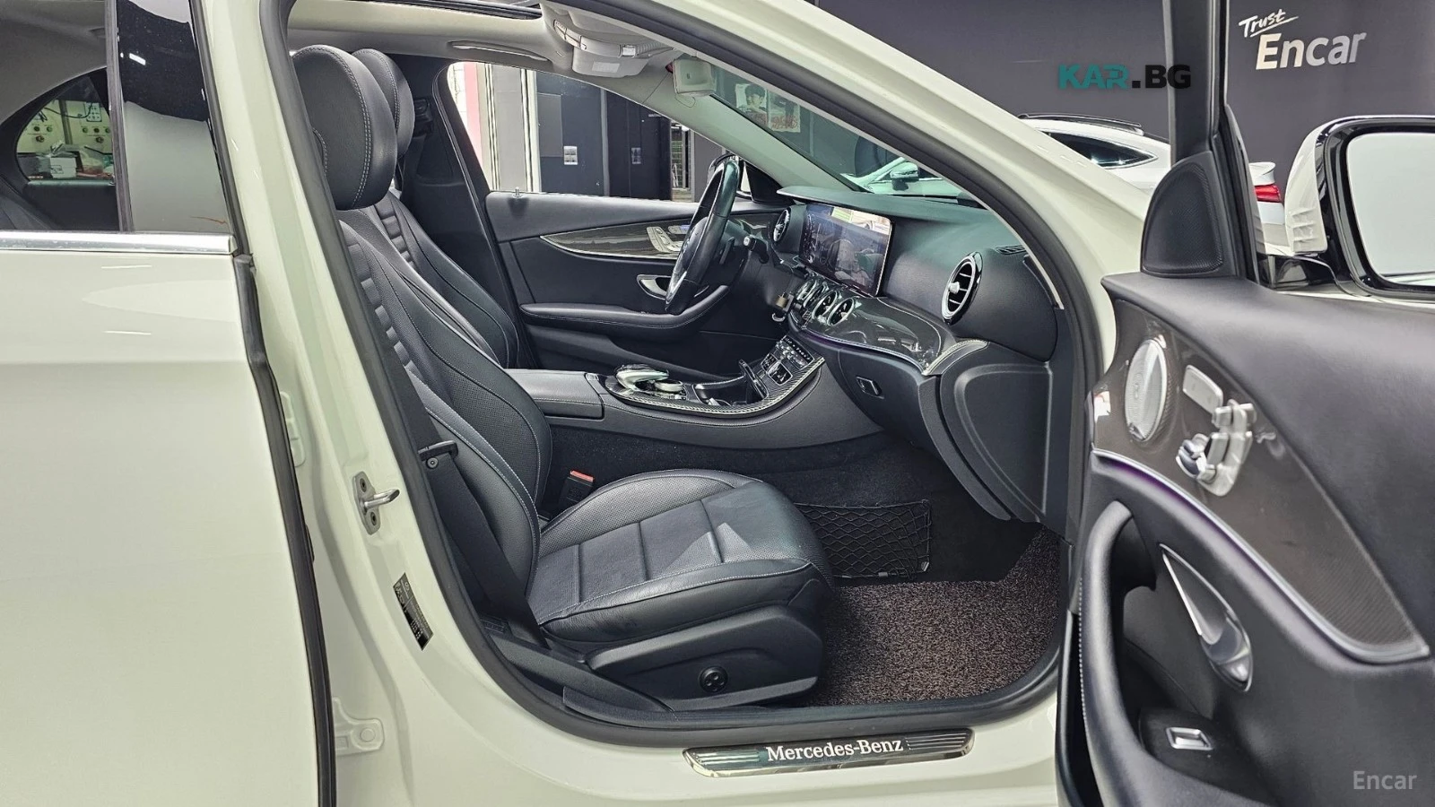 Mercedes-Benz E 300 4MATIC/AMG-LINE/DRIVE-ASSISTS/SUNROOF, снимка 15 - Автомобили и джипове - 55719487