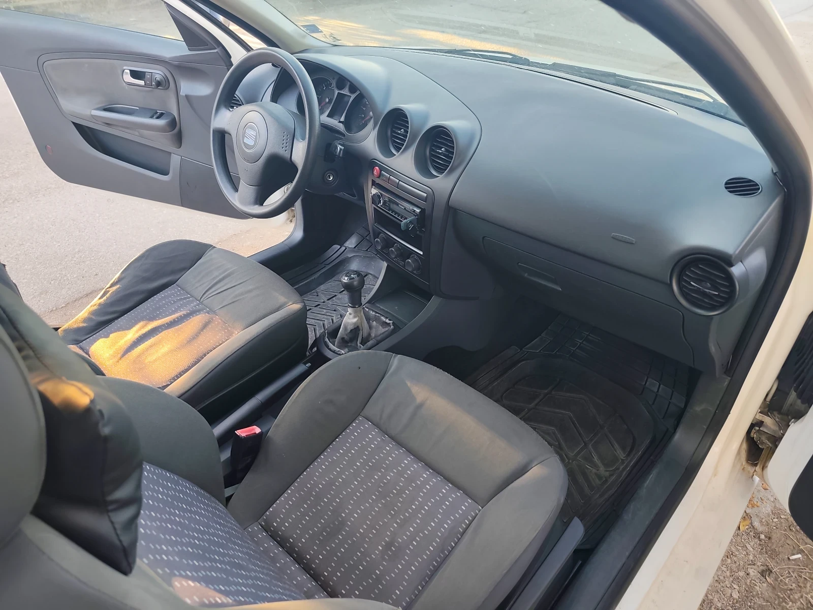 Seat Ibiza 1.4, снимка 8 - Автомобили и джипове - 56260022