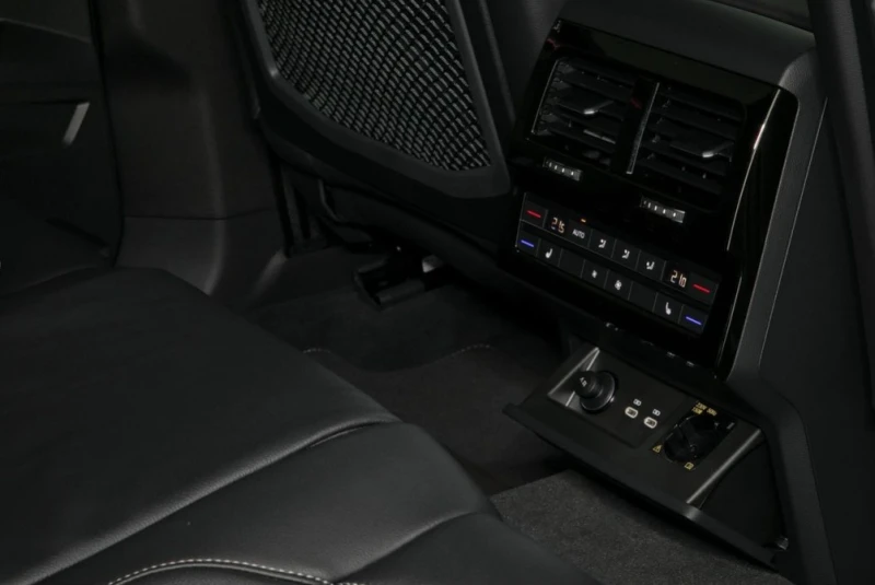 VW Touareg 3.0TDI 4Motion R-Line , снимка 10 - Автомобили и джипове - 52533504