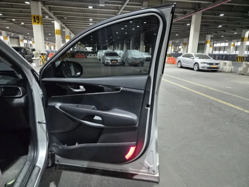 Kia Sorento 2.2 CRDI 4WD - ОЧАКВАН ВНОС - СУПЕР СЪСТОЯНИЕ!, снимка 12 - Автомобили и джипове - 52548976