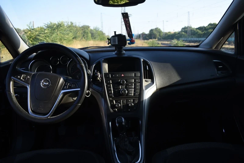 Opel Astra 1.4 Turbo, снимка 10 - Автомобили и джипове - 52453816